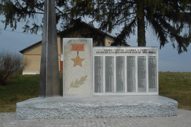 с. Протасово Дубенского р-на. Памятник, установленный в 1992 году на братской могиле советских воинов, погибших в годы войны.