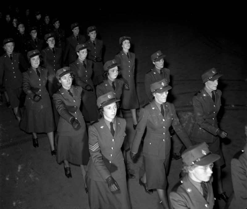 Служащие CWAC на параде. Декабрь 1941 г.