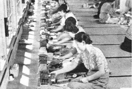 Женщины на заводе. Токио, февраль 1942 г.
