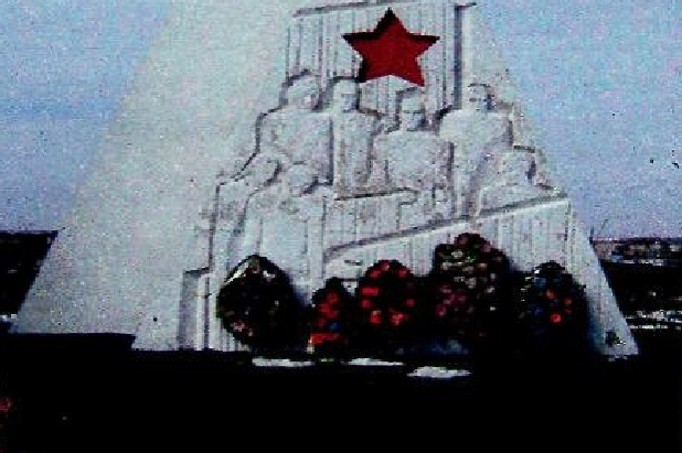 г. Харабали. Памятник, установленный в 1968 году на братской могиле, красноармейцев из разбитого военного эшелона.