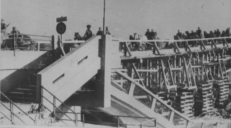 Восстановленный временный мост в городе. 1944 г.