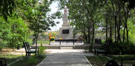 с. Ватажное Черноярского-р-на. Памятник, установленный в 1975 году в честь погибших советских воинов.