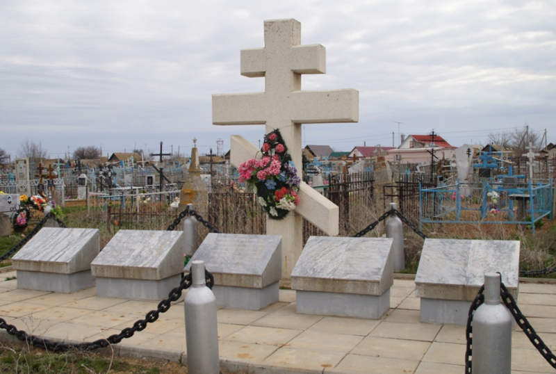п. Капустин Яр г. Знаменск. Поклонный крест, установленный в 1996 году на братской могиле воинов погибших в годы войны.