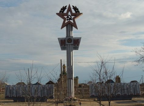 с. Вязовка Черноярского-р-на. Обелиск, установленный в честь 50-летия Победы. 