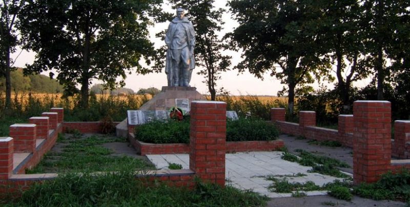 д. Ново-Яковлевка Новомосковского р-на. Памятник, установленный в 1957 году на братской могиле, в которой похоронен 201 советский воин, в т.ч. 89 неизвестных.