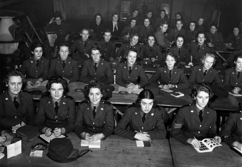 Курсанты CWAC на занятиях. Декабрь 1941 г.