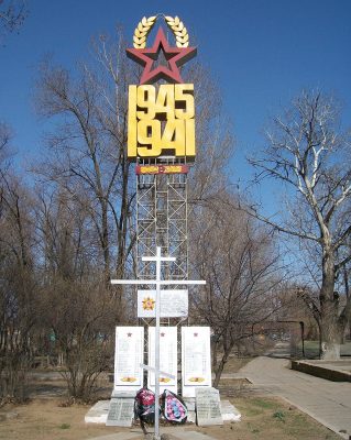 п. Зубовка Черноярского-р-на. Стела, установленная в 1989 году к 45-летию Победы. 