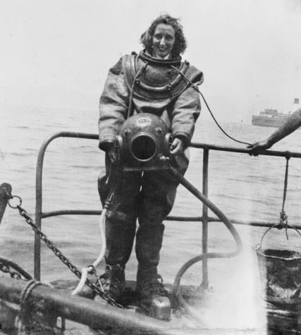 Член WRANS Гвенда Корнуоллис в полном снаряжении для спуска под воду. Сиднейская гавань, Август 1945 г. 