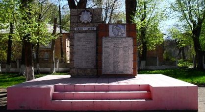 г. Узловая. Стела по улице Мира 5, установленная в 1975 году в честь учителей и выпускников школы №59. 