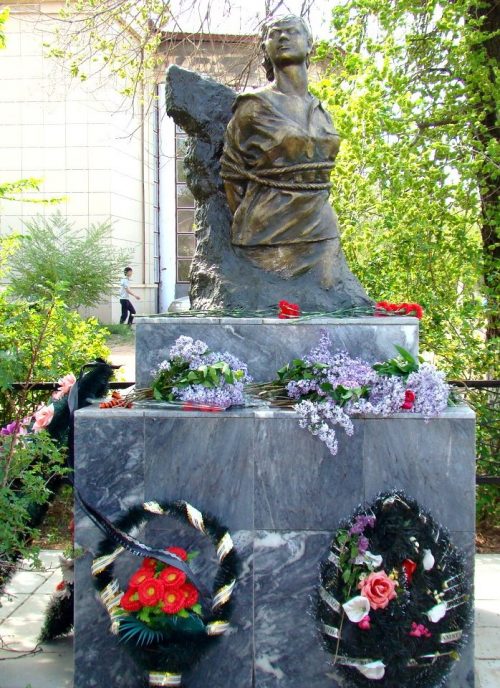 г. Ахтубинск. Памятник установлен на площади Победы в 1967 году в память о землячке Вале Заикиной, члену партизанского отряда «Максим», погибшей в бою 2 декабря 1942 года.