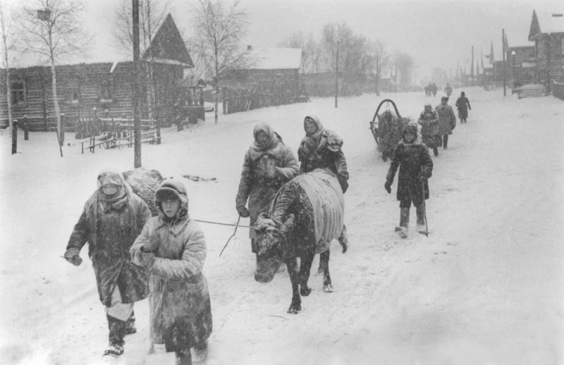 Беженцы возвращаются в город. Январь 1942 г.