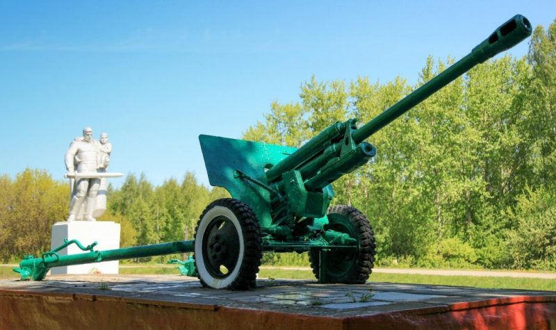 Памятник-пушка на мемориале ЗИС-3.