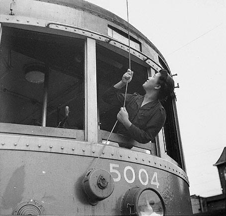 Женщина – водитель трамвая. 1942 г. 