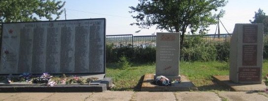 с. Каменный Яр Черноярского-р-на. Памятник по улице Советской, установленный в честь земляков, погибших в годы войны. 