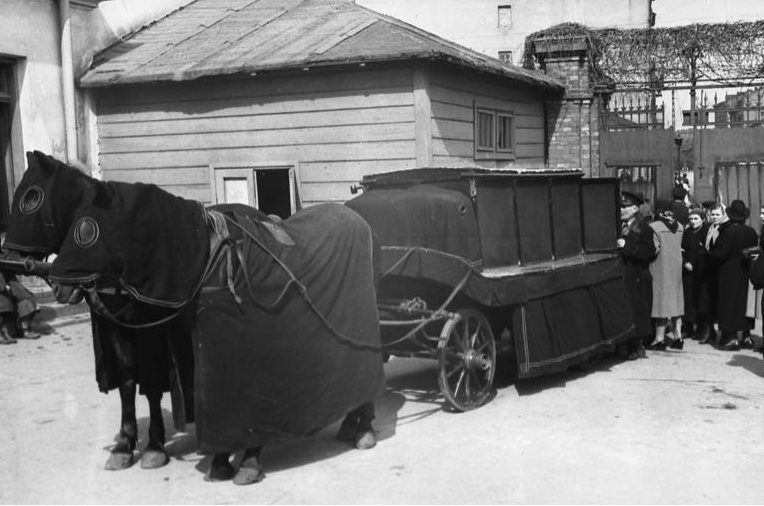 Похороны у ворот еврейского кладбища на улице Гензия. Май 1941 г.