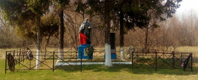 с. Дубики Ефремовского городского округа. Памятник, установленный на братской могиле советских воинов, погибших в годы войны. 
