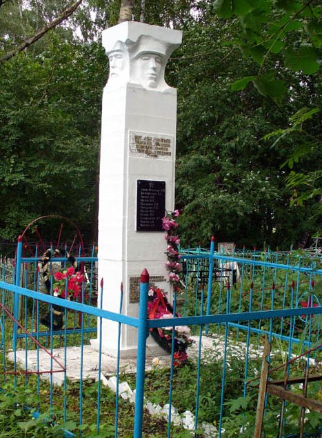 д. Осаново Новомосковского р-на. Памятник, установленный в 1969 году на братской могиле, в которой похоронены советские воины.