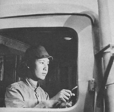 Женщина водитель грузовика. 1942 г.