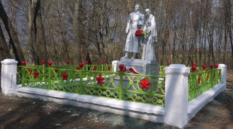 д. Петрово-Избищи Новомосковского р-на. Памятник, установленный в 1960 году на братской могиле, в которой похоронены советские воины.