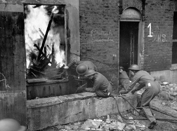 Сотрудники CWAC на учениях по пожаротушению. 28 февраля 1943 г.