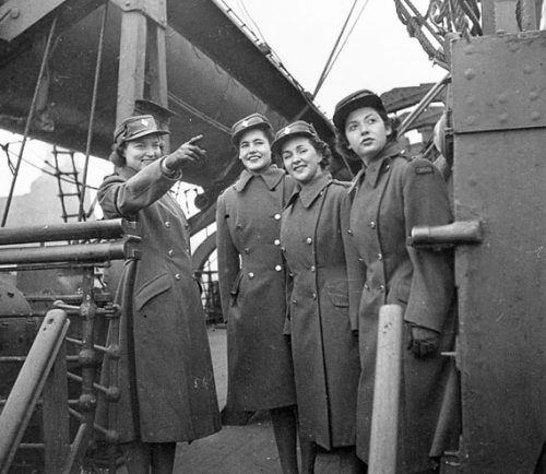 Члены CWAC готовятся к высадке из военного корабля, Гурок, Шотландия. 31 марта 1943 г.