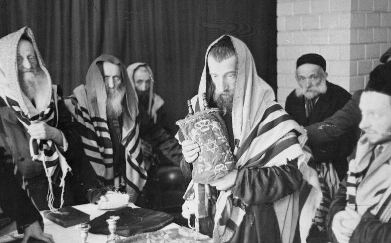 Молящиеся евреи. Май 1941 г.