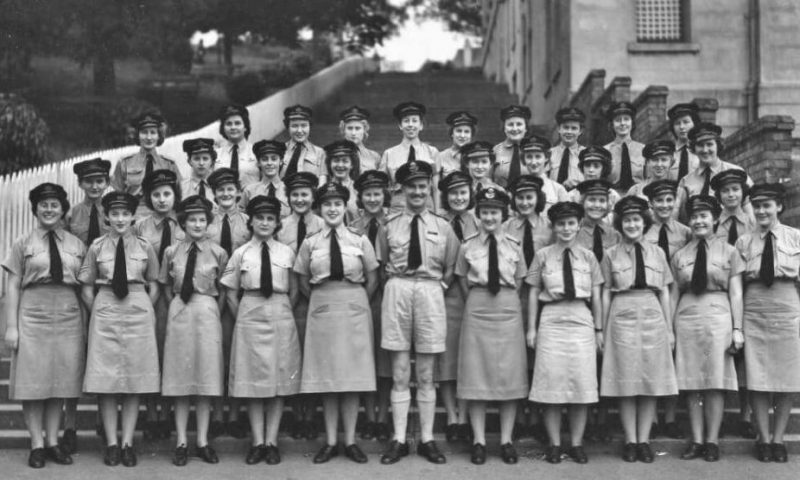 Служащие у штаб-квартиры WAAAF в Брисбене. 1943 г.