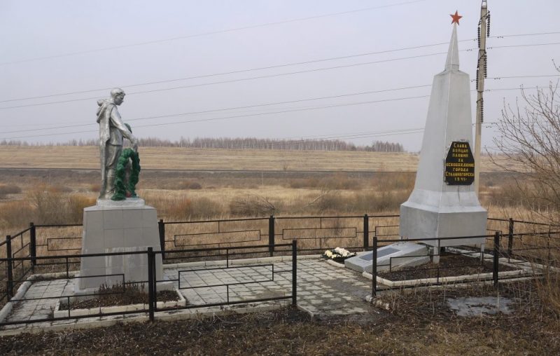 д. Прохоровка Новомосковского р-на. Памятник, установленный в 1975 году на братской могиле, в которой похоронены советские воины.