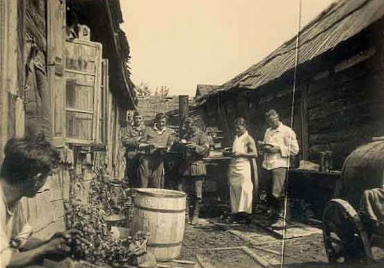 Немецкие солдаты в Луцком гетто. Октябрь 1941 г. 
