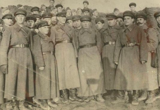 Советские офицеры и солдаты 65-й стрелковой дивизии. Весна 1942 г. 