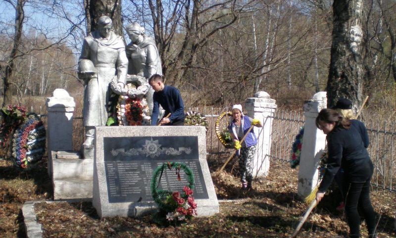 п. Борец Арсеньевского р-на. Памятник, установленный на братской могиле, в которой похоронены советские воины.