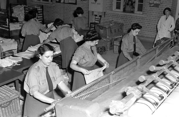 Сотрудники CWAC работают на пресс-машинах в прачечной. 19 августа 1943 г.