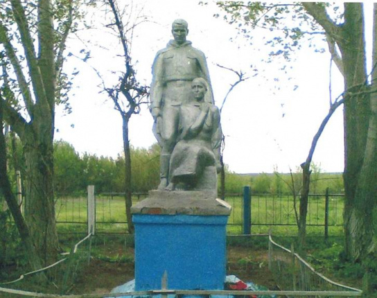 с. Старица Черноярского-р-на. Памятник установлен в честь 362 односельчан, погибших на полях сражений.