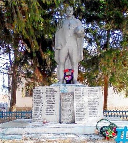 п. Буревестник Арсеньевского р-на. Памятник, установленный на братской могиле, в которой похоронены советские воины. 