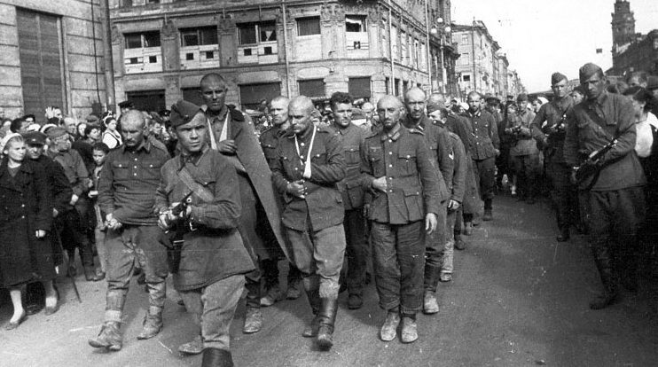 Немецкие военнопленные идут через город. 1942 г.