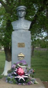 с. СтарицаЧерноярского-р-на.. Памятник Герою Советского Союза Коневу П. Ф., установленный на территории школы.