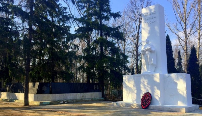 г. Ефремов. Памятник, установленный на братской могиле советских воинов, погибших в годы войны.