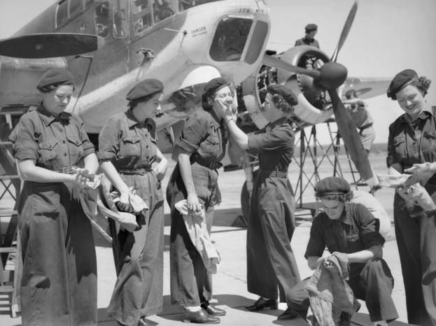 Служащие WAAAF у самолета. 1943 г. 