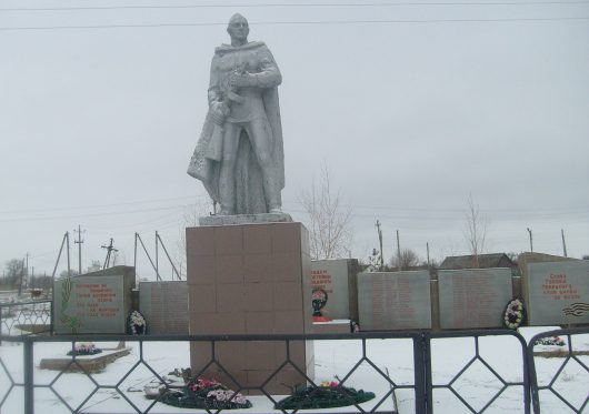 с. Ушаковка Черноярского-р-на. Памятник, установленный в честь земляков, погибших в годы войны. 