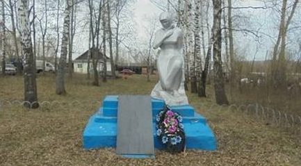 п. Иста Арсеньевского р-на. Памятник, установленный на братской могиле, в которой похоронены советские воины. 