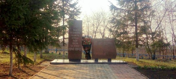д. Заречье Ефремовского городского округа. Памятник, установленный на братской могиле советских воинов, погибших в годы войны. 