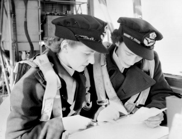 Метеорологи WAAAF во время обучения. Лавертон, штат Виктория, 1944 г.