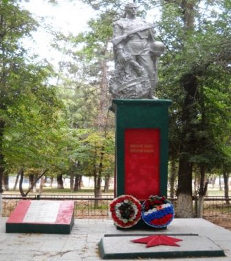 п. Волжский Енотаевского р-на. Памятник, установленный в 1975 году в честь воинов, павшим в годы войны. 