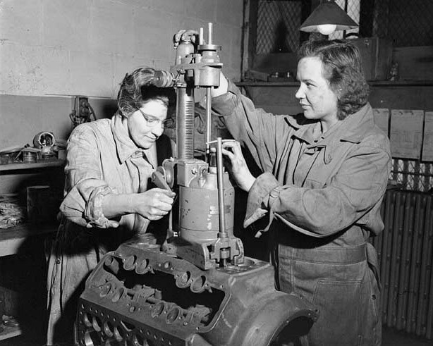 Автомеханики CWAC за ремонтом военной техники. Англия, 7 июля 1944 г.
