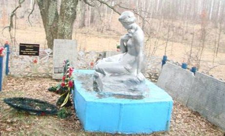д. Корытинка Арсеньевского р-на. Памятник, установленный на братской могиле, в которой похоронены советские воины. 