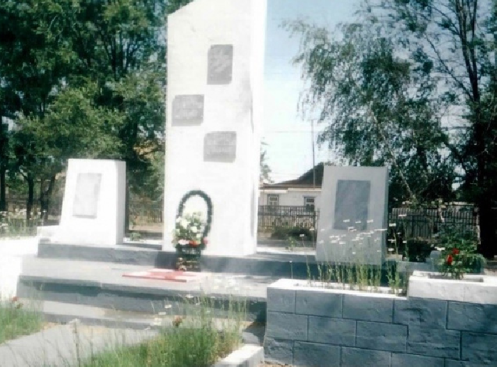 с. Восток Енотаевского р-на. Памятник по улице Октябрьской, установленный в честь земляков, погибших в годы войны.