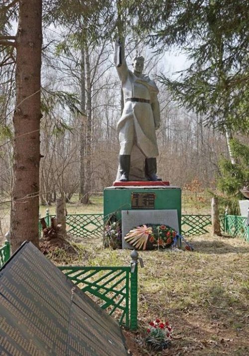 д. Корытинка Арсеньевского р-на. Памятник у лесного озера, установленный на братской могиле, в которой похоронены советские воины.
