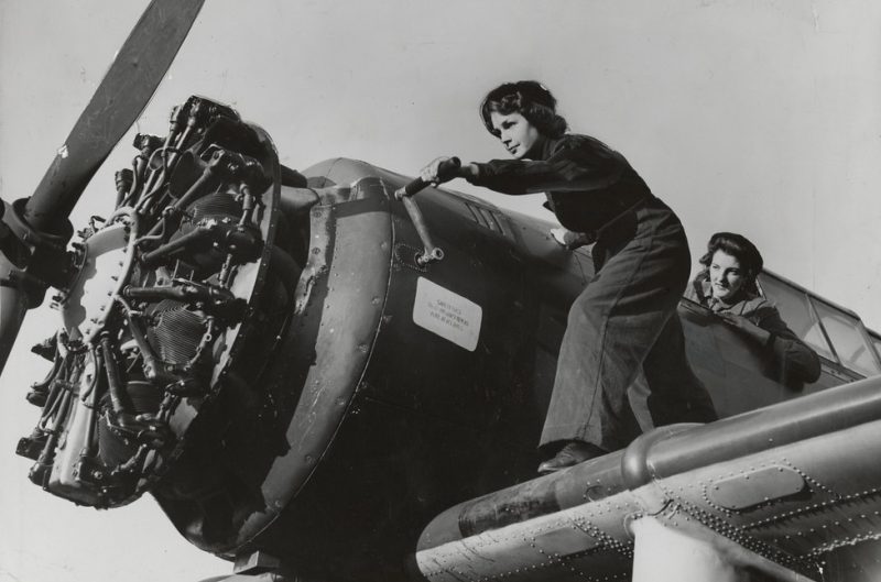 Авиационные техники WAAAF за работой. 1944 г.