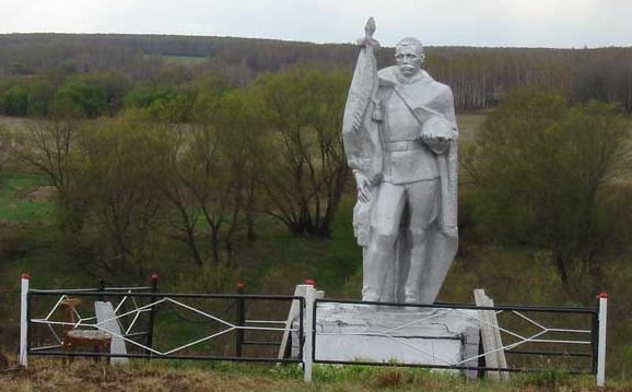 д. Бутырки Одоевского р-на. Памятник, установленный на братской могиле, в которой похоронены советские воины, погибшие в годы войны. 