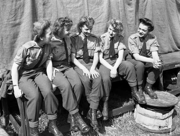 Сотрудницы CWAC во время отдыха. Июль 1944. 